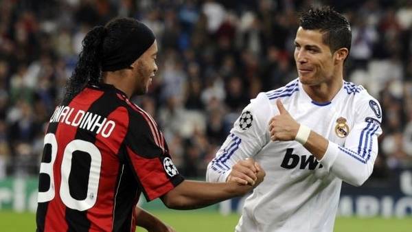 Ronaldinho, en su paso por el Milan, cuando enfrentó al Real Madrid de Cristiano (Foto: AFP)