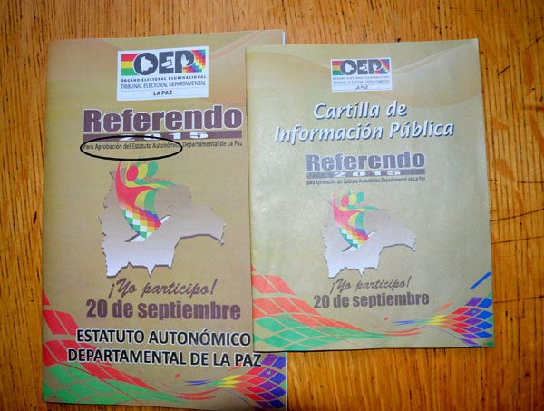 EN EL CÍRCULO SE MUESTRA LA FRASE DE LA CAMPAÑA DEL REFERENDUM POR ESTATUTOS DEPARTAMENTALES Y CARTAS ORGÁNICAS.