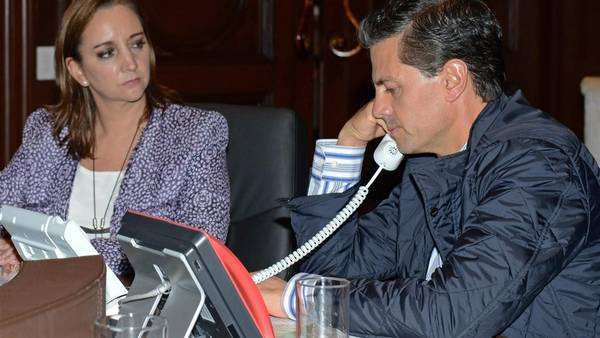 El mandatario mexicano, Enrique Peña Nieto, durante una reunión de urgencia con la canciller Claudia Ruiz Massieu para coordinar las acciones de los mexicanos atacado en Egipto./EFE