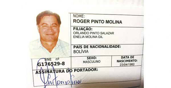 Pinto mostró el carné que recibió ayer en Brasil