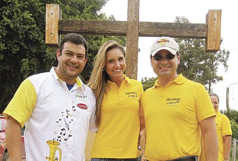 El presidente de la comparsa, Eduardo Parada; con la reina de este 2015, Andrea Forfori, y el otro socio, Guillermo Gutiérrez. Se divirtieron hasta tarde