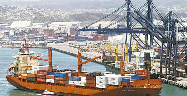 La dependencia portuaria por territorio chileno afecta a toda la economía nacional. En Zofri y en el puerto de Iquique sigue el paro