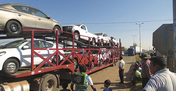 Camiones de alto tonelaje procedentes del norte se las vieron negras para pasar por el lugar del bloqueo