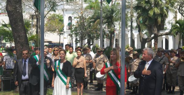 Percy y Rubén Costas estuvieron juntos en el acto de iza de bandera en la plaza principal