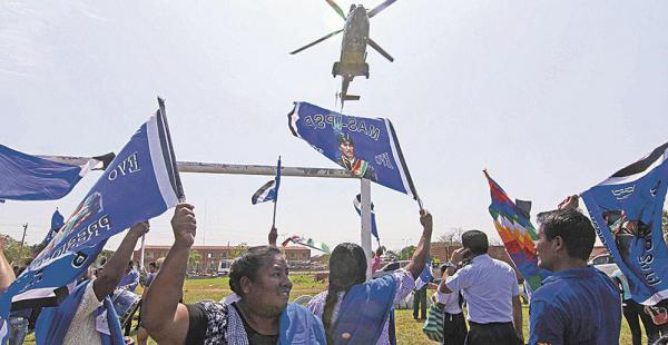 El presidente Evo Morales mira desde arriba las propuestas para la reelección indefinida