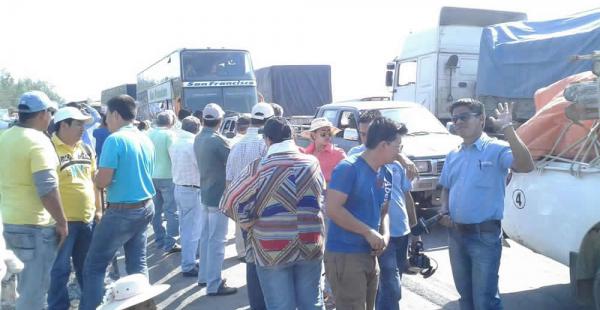 El bloqueo comenzó en la medianoche del miércoles, hubo un cuarto intermedio a las 6:00 hasta las 10:00 y desde entonces la ruta a Cochabamba está cortada