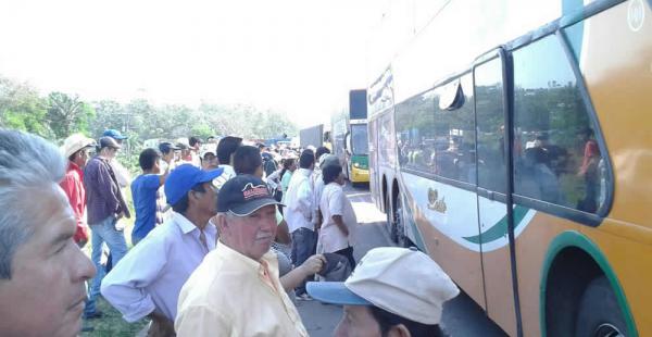 El bloqueo comenzó en la medianoche del miércoles, hubo un cuarto intermedio a las 6:00 hasta las 10:00 de este juebes y desde entonces la ruta a Cochabamba continúa cortada