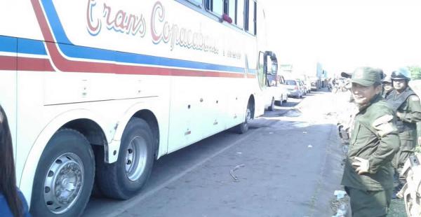 El bloqueo comenzó en la medianoche del miércoles, hubo un cuarto intermedio a las 6:00 hasta las 10:00 de este juebes y desde entonces la ruta a Cochabamba continúa cortada