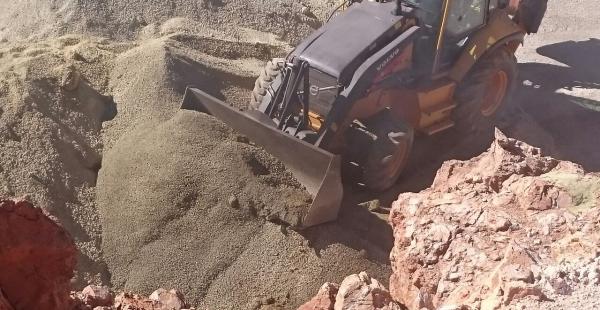Utilizan hormigón aligerado, aunque no puede ingresar a todos los huecos de la cúspide.