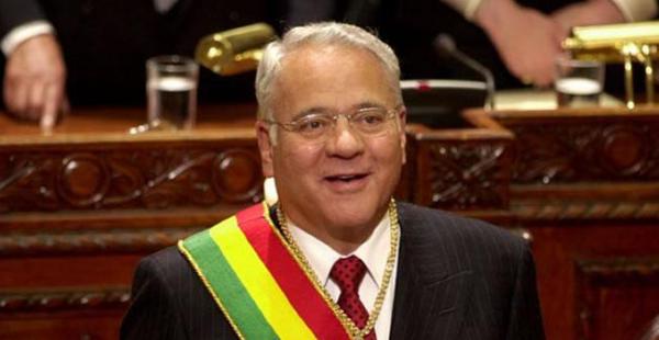 Gonzalo Sánchez de Lozada renunció al cargo de presidente de Bolivia el 17 de octubre de 2003, en medio de una grave crisis social