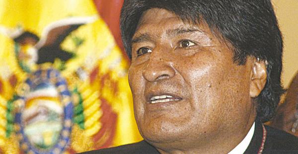 El jefe de Estado entregó a siete alcaldes más de Bs 30 millones