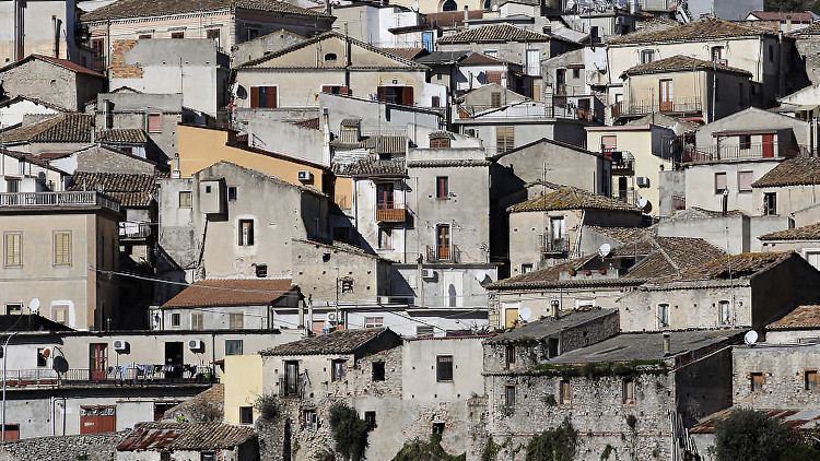 Fotos: Un pueblo italiano revierte su despoblamiento transformándose en un extraordinario hotel 