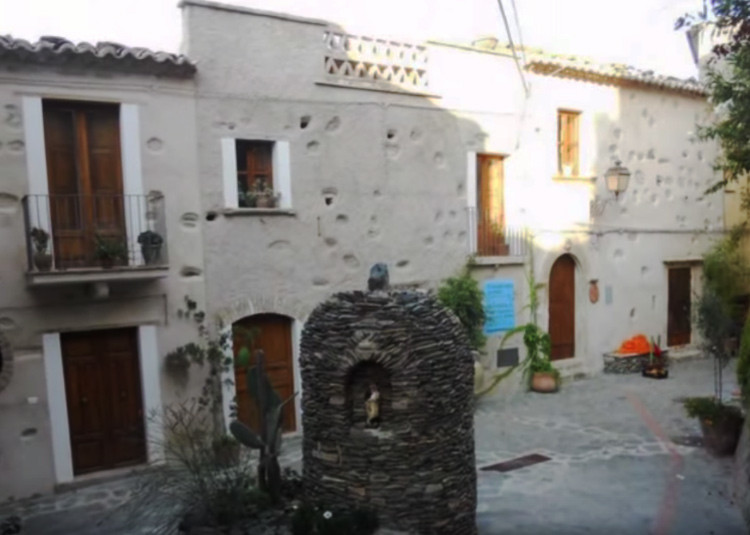 Fotos: Un pueblo italiano revierte su despoblamiento transformándose en un extraordinario hotel 