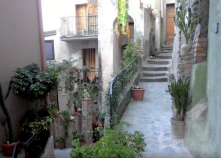 Fotos: Un pueblo italiano revierte su despoblamiento transformándose en un extraordinario hotel 