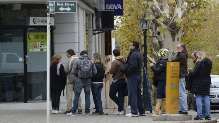 Uruguay limita uso de dinero en efectivo