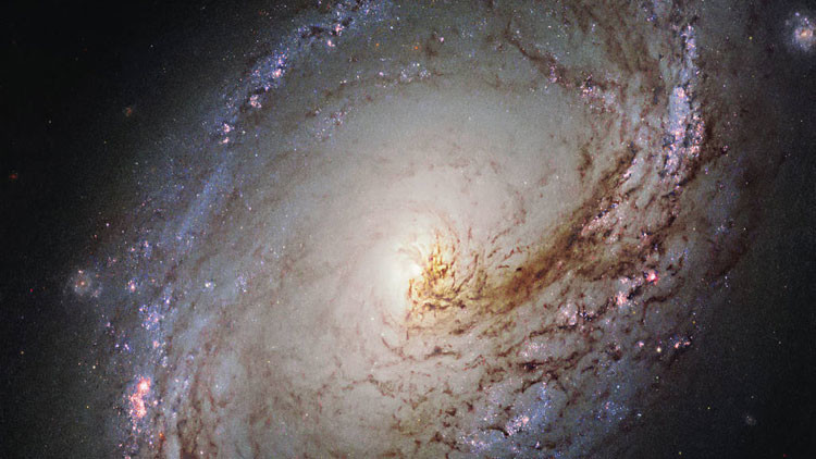 Telescopio Hubble se asoma encima de corazón de remolino en Galaxia