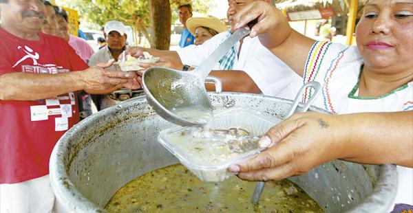 Doña María Mendoza y don Jaime Guzmán estuvieron sirviendo las diferentes variedades  de locro
