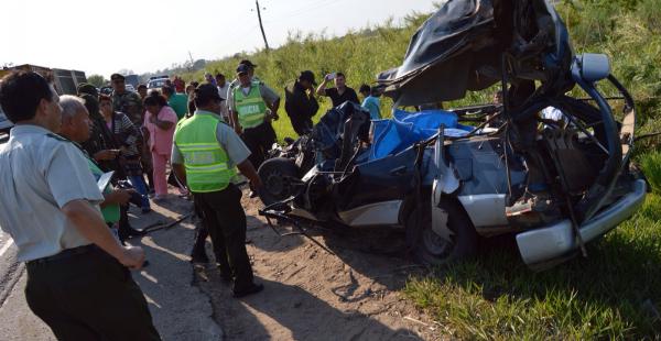 El techo de la vagoneta fue quedó destruida. Foto Juan Carlos Fernández