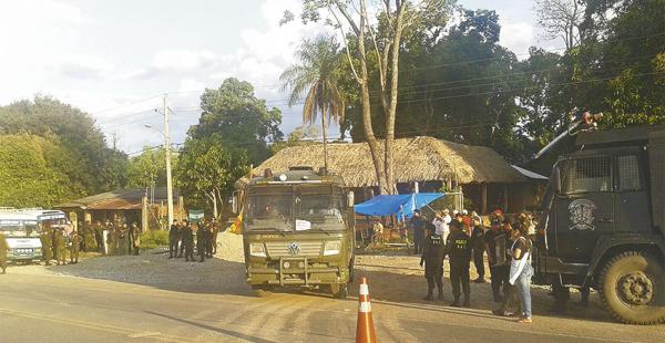 La Policía intervino para que dejen pasar áridos de Chapare