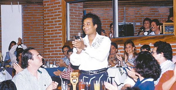 visitantes de lujo para reír un rato ¿Quién no ha visitado alguna vez Chaplin Show? Artistas de la talla del imitador Julio Sabala se dieron una vuelta para poder conocer de cerca el humor cruceño y boliviano. Durante mucho tiempo fue el único lugar para