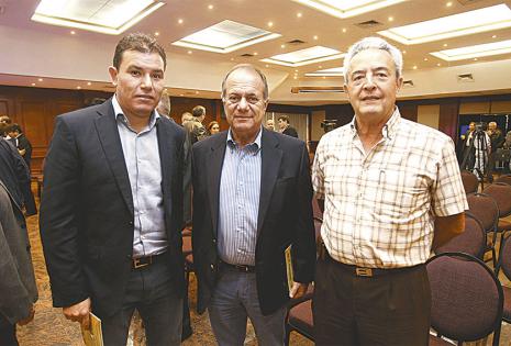 . Daniel Velasco, Luis Barbery y Julio Kempff se llevaron un ejemplar de la agenda cívica