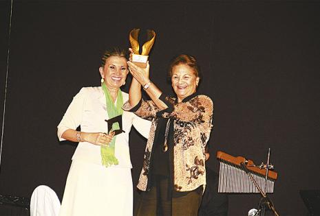 María Selva Antelo entrega a Julia Gutiérrez de Foianini su estatuilla ‘Alas doradas’