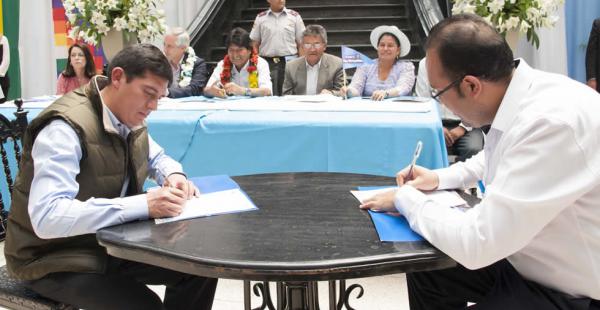 El presidente Evo Morales en la firma de contrato para la construcción de un Tren Metropolitano, entre el Ministerio de Obras Publicas y la empresa JOCA española