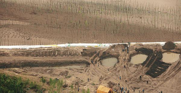 Unos 400 campesinos provenientes del municipio El Puente abrieron un canal ilegal sobre el Río Grande