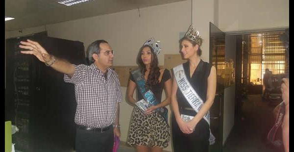 Tuffí Aré, jefe de redacción, Vivian Serrano, Miss Bolivia Mundo 2015 y Vinka Nemer, miss Bolivia Tierra 2015