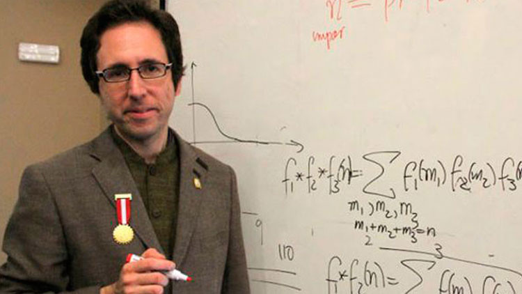 Matemático peruano consigue el reconocimiento mundial por resolver enigma matemática