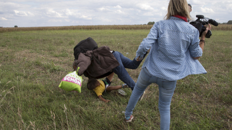 Ofrecen trabajo en España al refugiado pateado por una periodista húngara