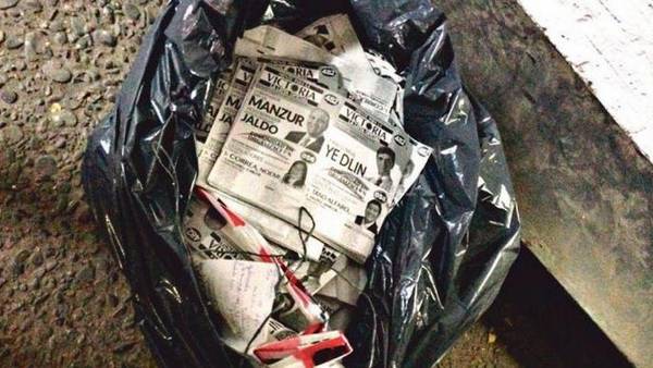 Bolsas. En Tucumán aparecieron bolsas llenas de boletas. Sigue el escándalo por las irregularidades en las elecciones.