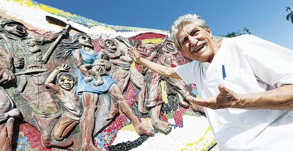 Lorgio Vaca presenta su obra, que muestra escenas que anticipan el desarrollo de la región y del país