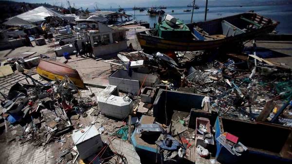 Un puerto de pescadores en ruinas después de un tsunami provocado por el terremoto que golpeó la ciudad de Coquimbo, Chile, el jueves. (Luis Hidalgo / AP)