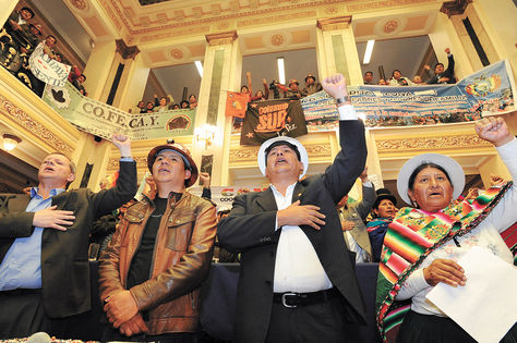 Vicepresidencia. Gonzales y el dirigente Trujillo junto a dos dirigentes de la Conalcam cantan el Himno Nacional, tras la presentación del proyecto de ley.