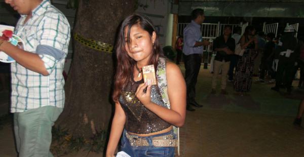Lesli Chambi, de 15 años fue la primera persona en entrar a la Expocruz 2015. Recibió un pase para ir todas las noches sin pagar la entrada