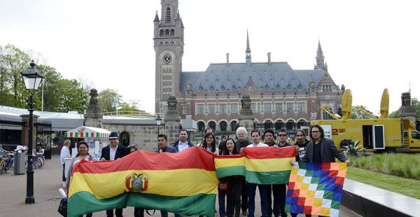 Los bolivianos que residen en La Haya hicieron flamear la tricolor nacional y de esa manera expresaron su respaldo a la causa marítima
