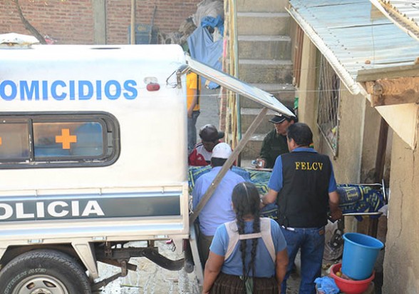 La Policía de la Felcv traslada los restos de Marcela Condori (48), asesinada en Villa Sebastián Pagador, el jueves, hacia la morgue. - Diego Cartagena Periodista Invitado