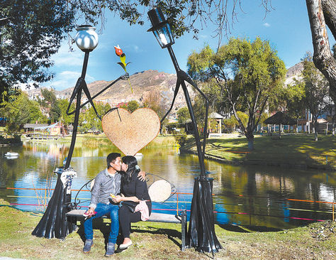 Atractivo. La ‘banca de los enamorados’ será inaugurada el lunes en el parque de Cota Cota.