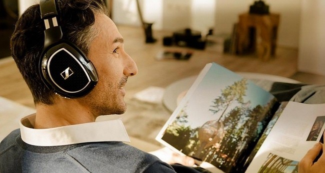 Hombre Usando Auriculares Sennheiser Portada 750x400
