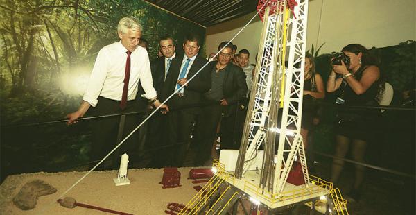 El vicepresidente Álvaro García, el ministro Luis Alberto Sánchez y el presidente de YPFB, Guillermo Achá, inauguraron el stand de la estatal