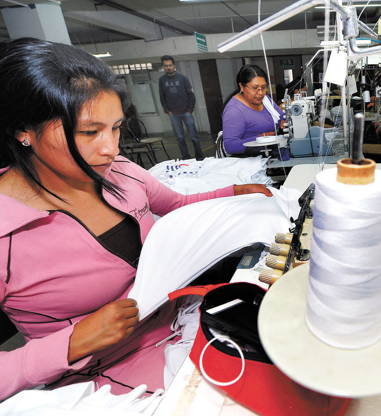 Nacional. Una mujer confecciona prendas en una planta de Enatex. Foto: Ángel Illanes-archivo