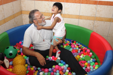 Resaltan-labor-del-padre-Mateo-por-los-necesitados