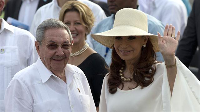Cristina Kirchner y Raúl Castro, en la Plaza de la Revolución