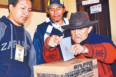 Decisión. Una ciudadana chuquisaqueña emite su voto durante el referéndum estatutario de ayer en Sucre. Foto: APG