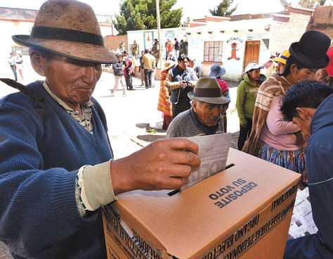 Sica Sica. Eugenio Mamani emite su voto después de caminar por media hora desde la comunidad de Belén. Foto: Miguel Carrasco
