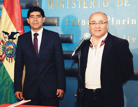 La Paz. El exministro Hugo Moldiz (der.) junto al entonces viceministro Jorge Pérez, su antecesor.