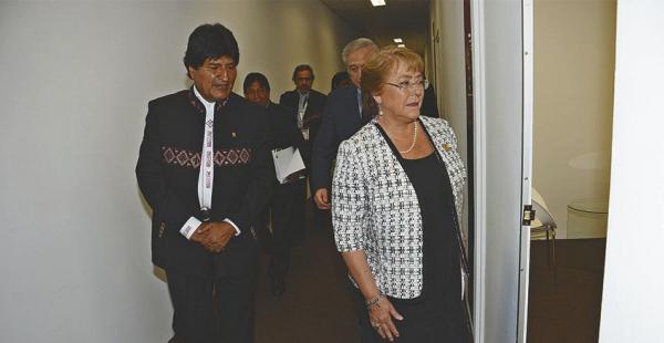 Los presidentes Evo Morales, de Bolivia, y Michelle Bachelet, de Chile, coincidieron en abril en Panamá