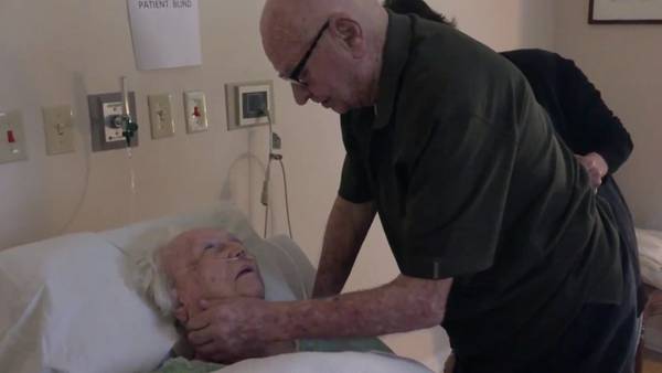 Amor puro: con 92 años le cantó a su mujer en el hospital