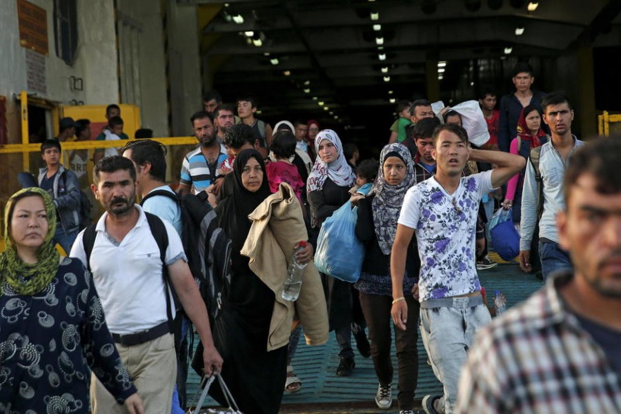 Refugiados sirios llegan en ferry al puerto griego del Pireo, procedentes de Lesbos (Reuters).
